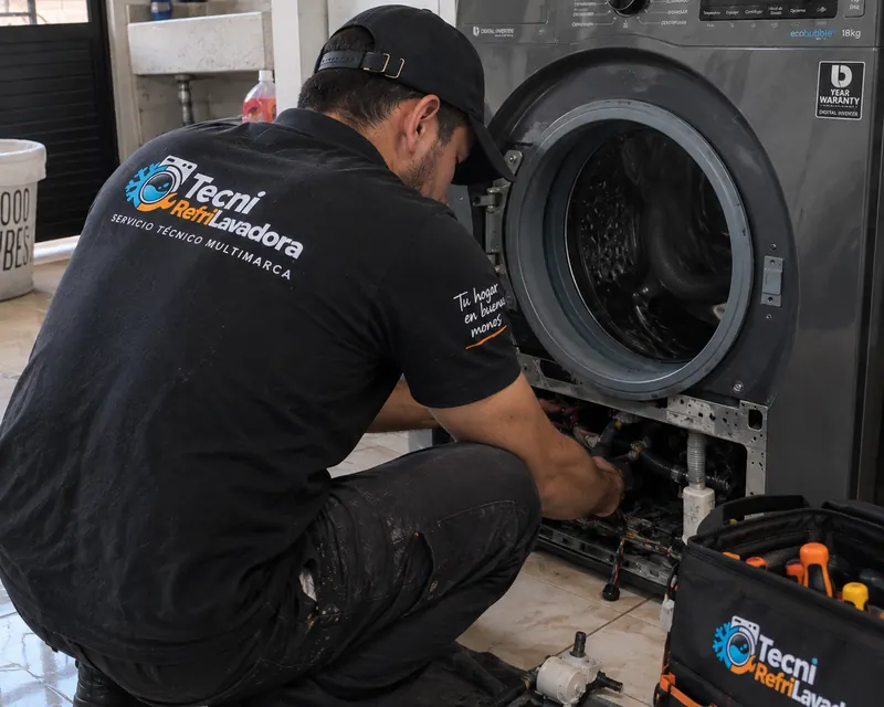 Técnico de Tecni RefriLavadora reparando una lavadora a domicilio en Bucaramanga, Floridablanca, Girón y Piedecuesta